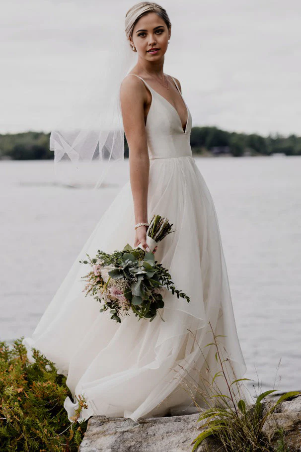 Vestido de novia sencillo de satén con tirantes finos y espalda descubierta de tul y escote en V
